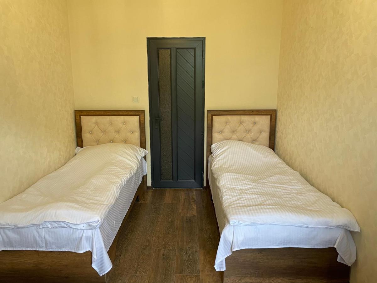 Yolyans Hotel Goris Esterno foto