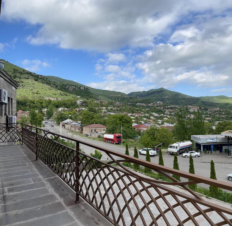 Yolyans Hotel Goris Esterno foto