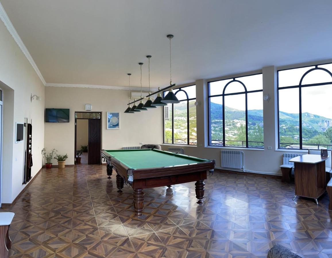 Yolyans Hotel Goris Esterno foto