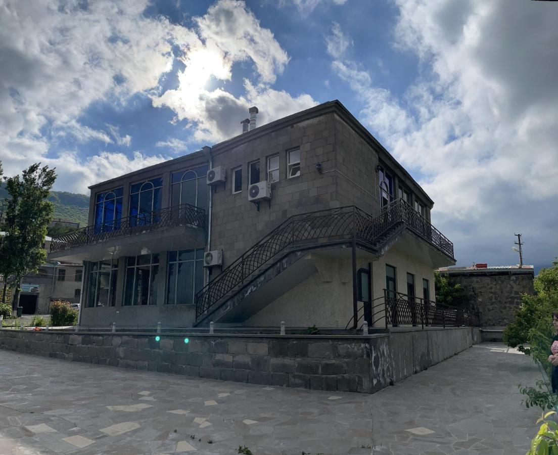 Yolyans Hotel Goris Esterno foto