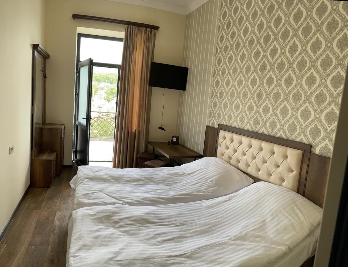 Yolyans Hotel Goris Esterno foto