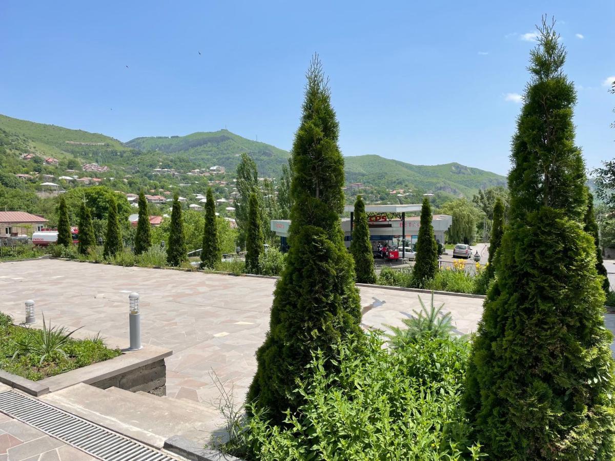 Yolyans Hotel Goris Esterno foto